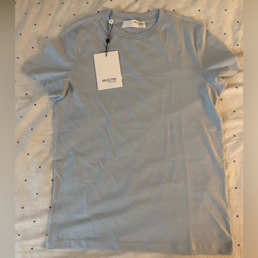 Small light blue y-shirt from Selected/Femme